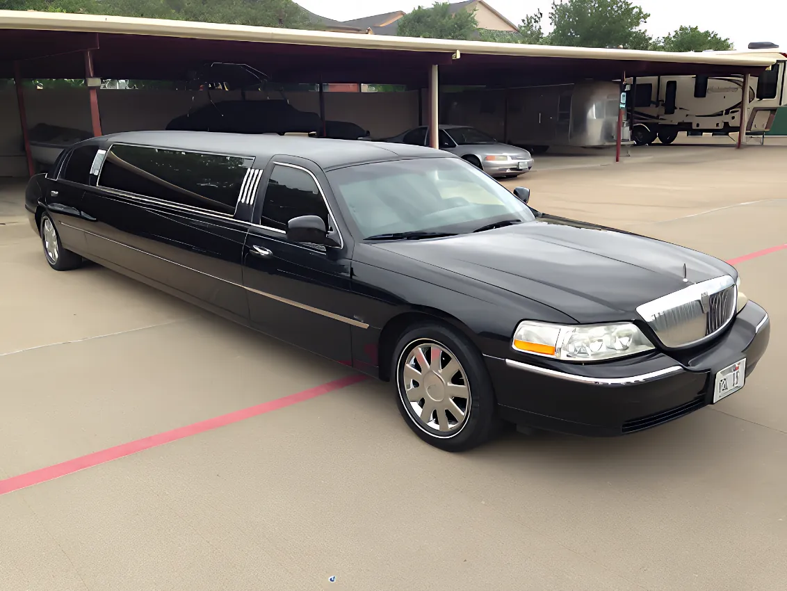 10 passenger Lincoln stretch limousine exterior